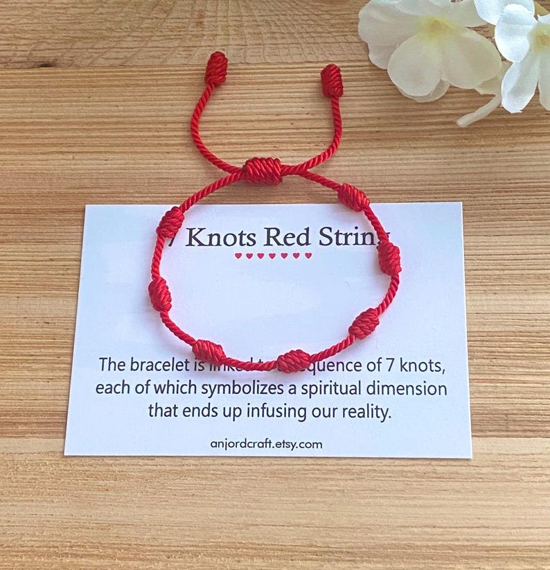 Op de afbeelding: Rood koord armband met zeven knopen. De armband is gekoppeld aan een reeks van zeven knopen, die elk een spirituele dimensie symboliseren die uiteindelijk onze realiteit doordringt. anjordcraft.etsy.com