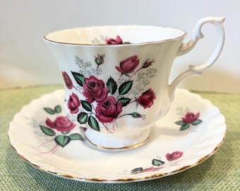 Royal Albert Engelse Bone China theekopje en schotel met rozenmotief in de stijl van Sweet Romance.