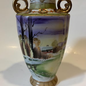 Antik handmålad urnvas med dubbelt handtag från Imperial Nippon, naturskön vinterlandskapsstuga, 7,5 tums skåpvas cirka 1891-1921