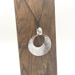 Centered Necklace, Large pendant necklace,Big pendant necklace,statement necklace,Statement pendant Fashion,Circle necklace women,Gift