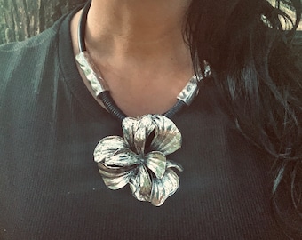 Etnic Bib Short Necklace,Flower Statement Necklace ,Chunky Metal,Unique Necklace for Woman,Boho Syle.Mothers Gift,Alloy Material,