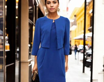 Ensemble élégant composé d'une robe asymétrique et d'une veste