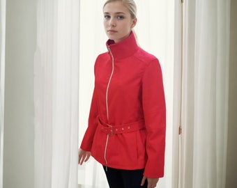 Chaqueta de lana italiana roja con cinturón, abrigo corto hecho a mano en Italia, chaqueta de mujer personalizada.