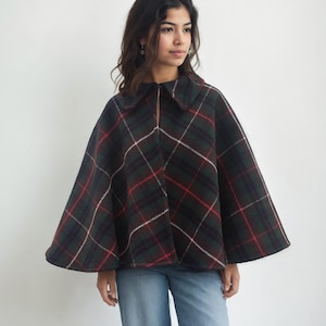 Tailored tartan wool cape: a tailor-made elegance made in Italy, green women&#39;s poncho cape, winter cape.