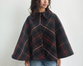 Tailored tartan wool cape: a tailor-made elegance made in Italy, green women's poncho cape, winter cape.