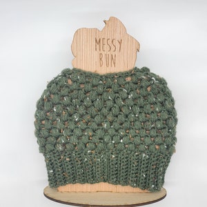 Crochet, gorro de moño desordenado, sombrero, hecho a mano, invierno, Claire Bun Beanie, bollo, gorro, adulto, mancha verde, mostaza, niñas