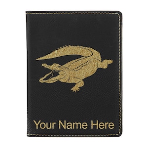 Portapasaporte LaserGram de piel sintética con diseño de cocodrilo y grabado personalizado incluido