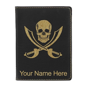 Portapasaporte LaserGram de piel sintética, Jolly Roger, con grabado personalizado incluido
