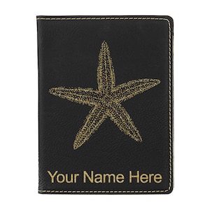 Portapasaporte LaserGram de piel sintética con diseño de estrella de mar y grabado personalizado incluido
