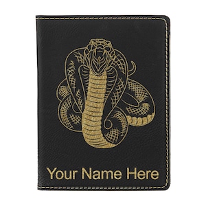 Funda para pasaporte LaserGram de piel sintética con diseño de serpiente cobra. Incluye grabado personalizado.