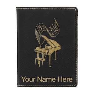 Portapasaporte LaserGram de piel sintética, diseño de piano de cola, con grabado personalizado incluido