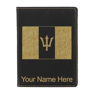 Portapasaporte LaserGram de piel sintética con la bandera de Barbados y grabado personalizado incluido