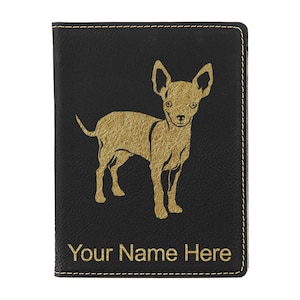 Portapasaporte LaserGram de piel sintética, diseño de chihuahua (grabado personalizado incluido)