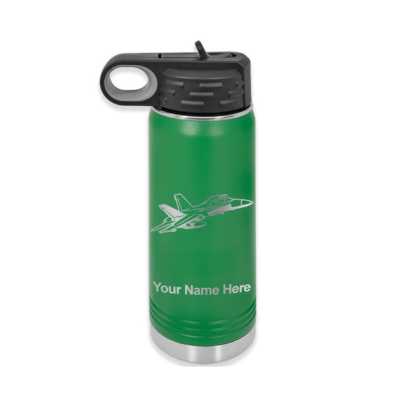 Puede incluir: Botella de agua de acero inoxidable verde con tapa negra y asa de transporte. La botella tiene una imagen grabada en plata de un avi&oacute;n de combate y el texto "Your Name Here".