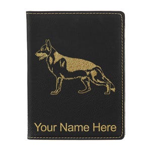 Portapasaporte LaserGram de piel sintética, diseño de pastor alemán. Incluye grabado personalizado.