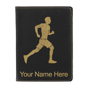 Portapasaporte LaserGram de piel sintética, diseño de hombre corriendo, con grabado personalizado incluido