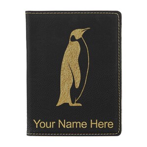 Portapasaporte LaserGram de piel sintética, diseño de pingüino, con grabado personalizado incluido