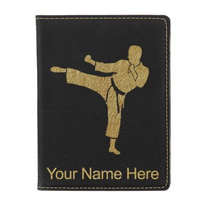 Funda para pasaporte LaserGram de piel sintética, diseño de karateka. Incluye grabado personalizado.