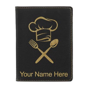 Portapasaporte LaserGram de piel sintética, gorro de chef, grabado personalizado incluido