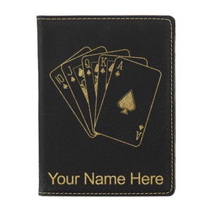 Portapasaporte LaserGram de piel sintética, cartas de póker Royal Flush, grabado personalizado incluido