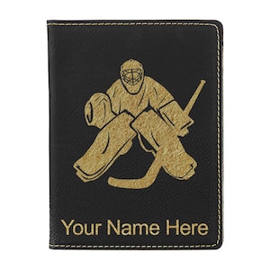 Portapasaporte LaserGram de piel sintética, diseño de portero de hockey, con grabado personalizado incluido