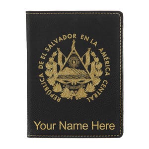 Portapasaporte LaserGram de piel sintética con la bandera de El Salvador y grabado personalizado incluido