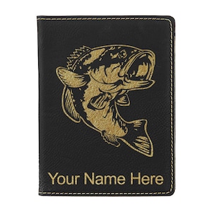 Funda para pasaporte LaserGram de piel sintética, diseño de pez lubina, con grabado personalizado incluido