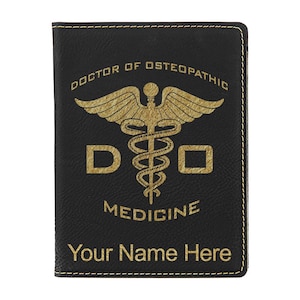 Portapasaporte LaserGram de piel sintética, Doctor en Medicina Osteopática, con grabado personalizado incluido