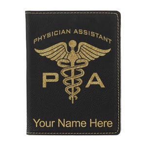 Portapasaporte LaserGram de piel sintética para asistente médico, con grabado personalizado incluido