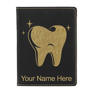 Portapasaporte LaserGram de piel sintética con diseño de diente y grabado personalizado incluido