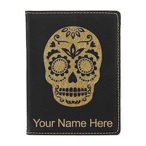 Portapasaporte LaserGram de piel sintética, Día de Muertos, con grabado personalizado incluido