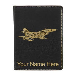 Portapasaporte LaserGram de piel sintética, modelo "Avión de combate 1", con grabado personalizado incluido