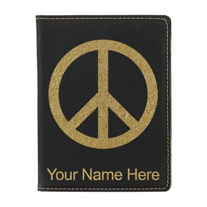 Portapasaporte LaserGram de piel sintética con símbolo de la paz y grabado personalizado incluido