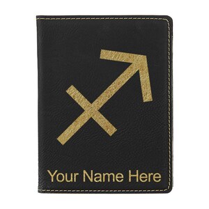 Portapasaporte LaserGram de piel sintética, signo del zodiaco Sagitario, con grabado personalizado incluido