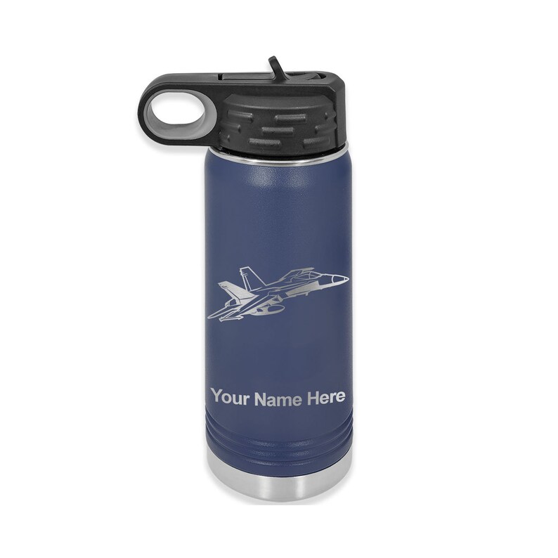 Puede incluir: Una botella de agua de acero inoxidable azul marino con tapa negra y asa de transporte. La botella tiene una imagen grabada con l&aacute;ser de un avi&oacute;n de combate y el texto "Your Name Here".