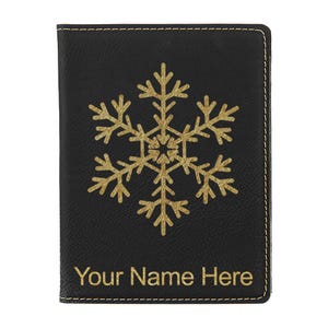 Portapasaporte LaserGram de piel sintética con diseño de copo de nieve y grabado personalizado incluido