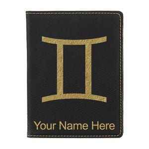 Portapasaporte LaserGram de piel sintética, signo del zodiaco Géminis, con grabado personalizado incluido