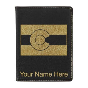 Portapasaporte LaserGram de piel sintética con la bandera de Colorado y grabado personalizado incluido