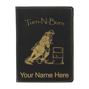 Funda para pasaporte LaserGram de piel sintética, diseño de barril, con grabado personalizado incluido.