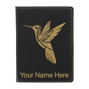 Portapasaporte LaserGram de piel sintética, diseño de colibrí, con grabado personalizado incluido
