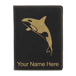 Portapasaporte LaserGram de piel sintética, diseño de orca, con grabado personalizado incluido