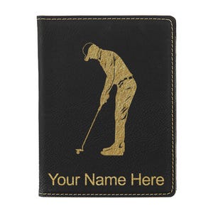 Portapasaporte LaserGram de piel sintética, golfista practicando putting, grabado personalizado incluido