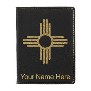 Portapasaporte LaserGram de piel sintética con la bandera de Nuevo México y grabado personalizado incluido