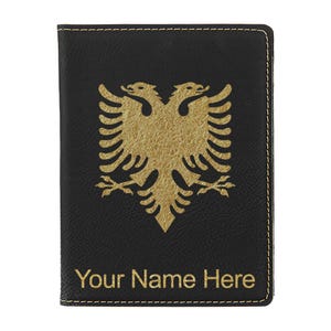 Portapasaporte LaserGram de piel sintética con la bandera de Albania y grabado personalizado incluido.