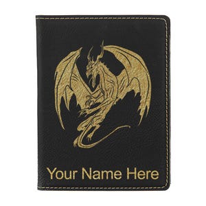 Portapasaporte LaserGram de piel sintética con diseño de dragón y grabado personalizado incluido