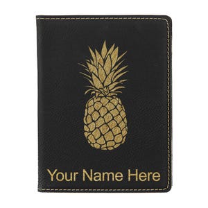 Portapasaporte LaserGram de piel sintética, diseño de piña, con grabado personalizado incluido