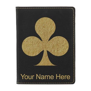 Portapasaporte LaserGram de piel sintética con palos de póker y grabado personalizado incluido