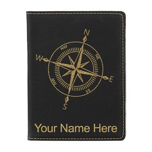 Portapasaporte LaserGram de piel sintética con diseño de rosa de los vientos y grabado personalizado incluido