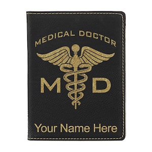 Portapasaporte LaserGram de piel sintética, doctor en medicina, con grabado personalizado incluido