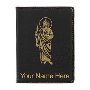 Portapasaporte LaserGram de piel sintética, San Judas, con grabado personalizado incluido